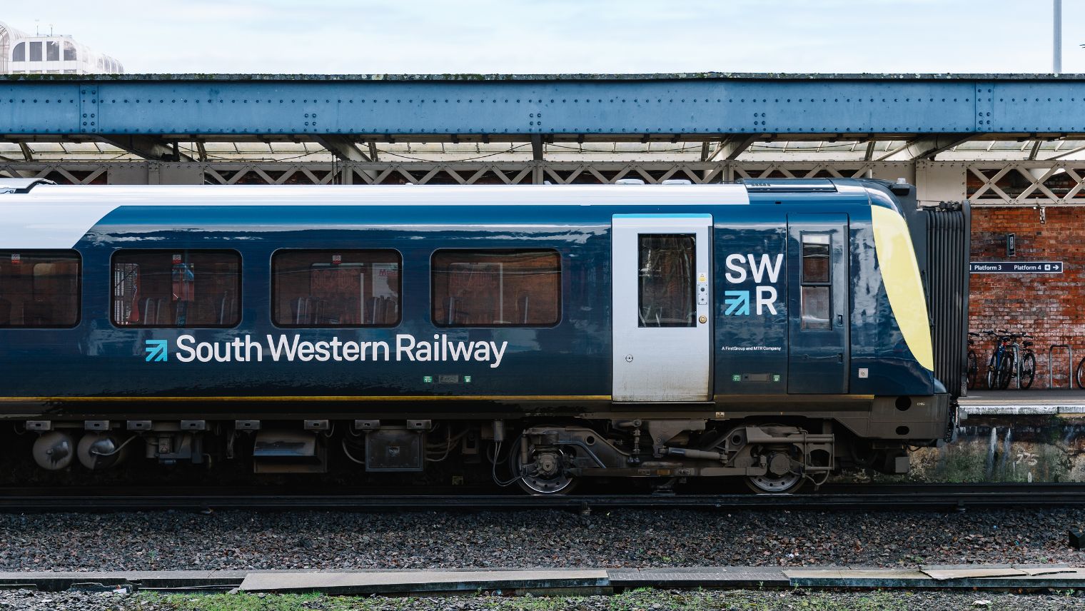 Class 444 train at Platform 19