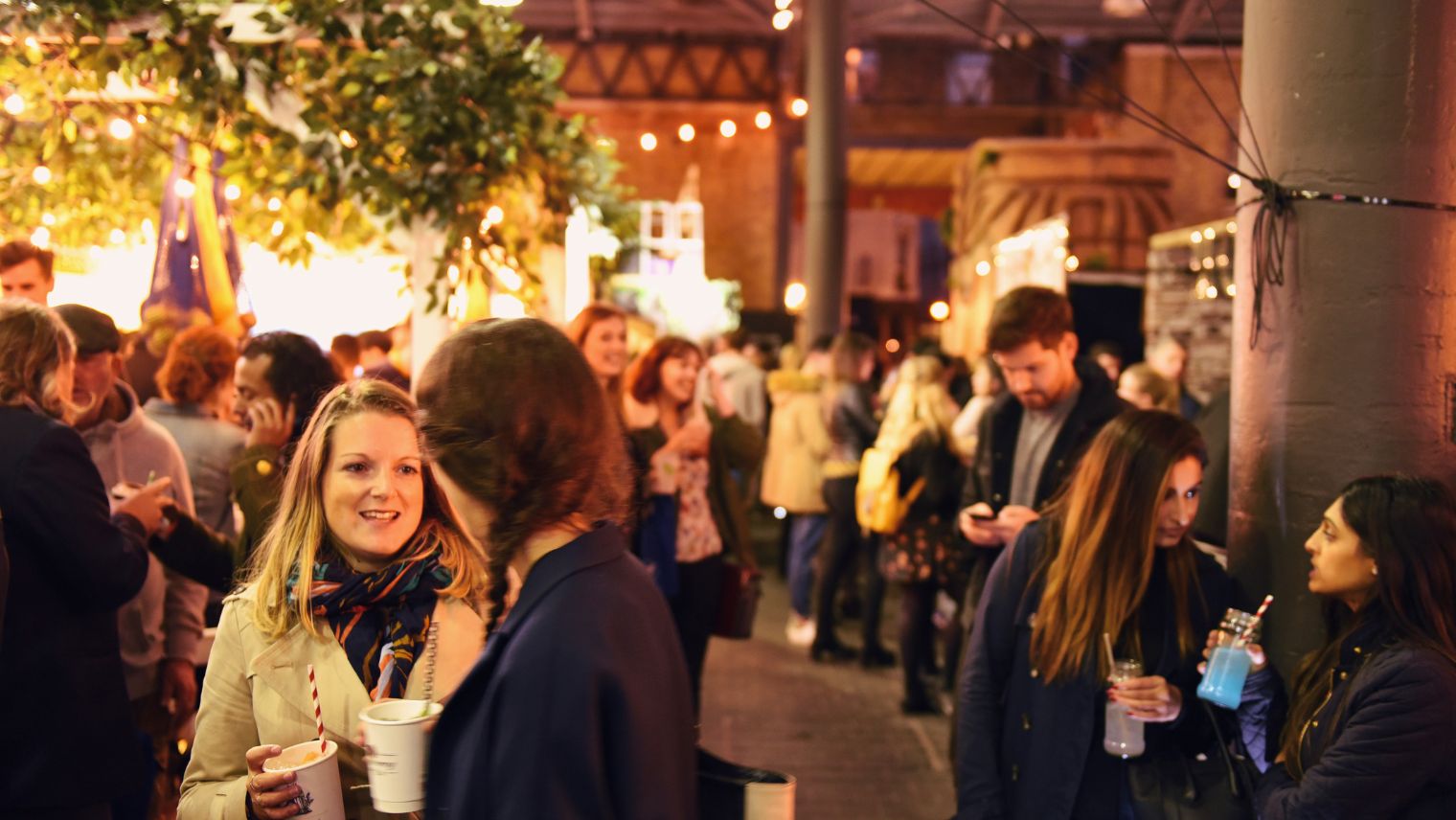 People chatting and enjoying cocktails at an event 